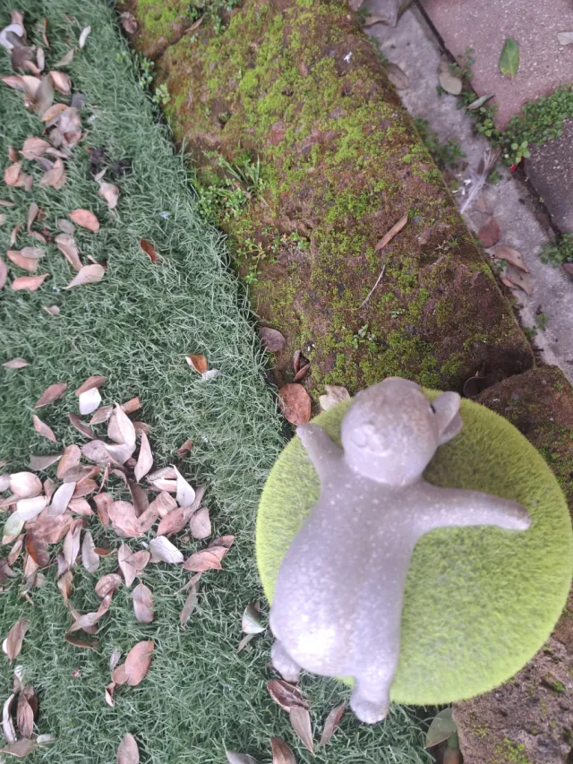 Soprammobile coniglio su sfera verde