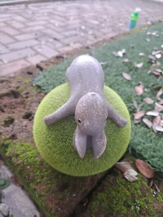 Soprammobile coniglio su sfera verde