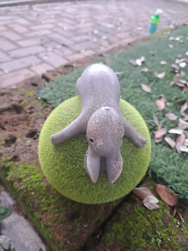 Soprammobile coniglio su sfera verde