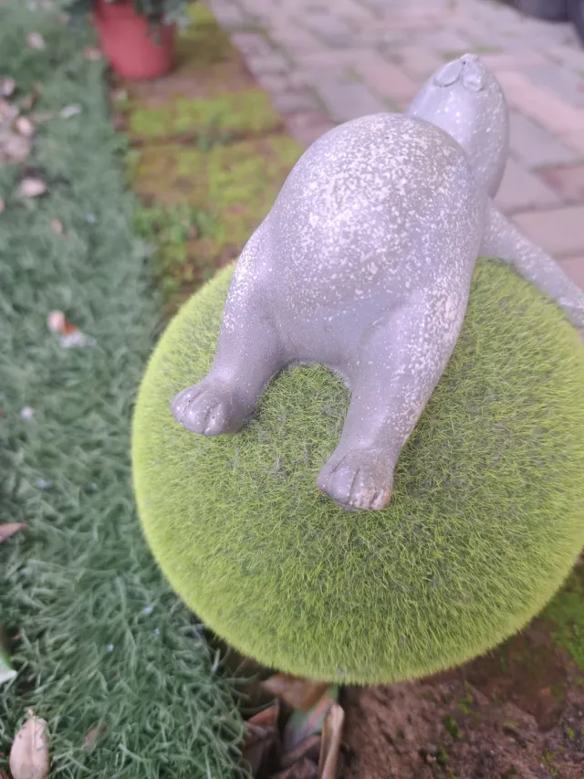 Soprammobile coniglio su sfera verde