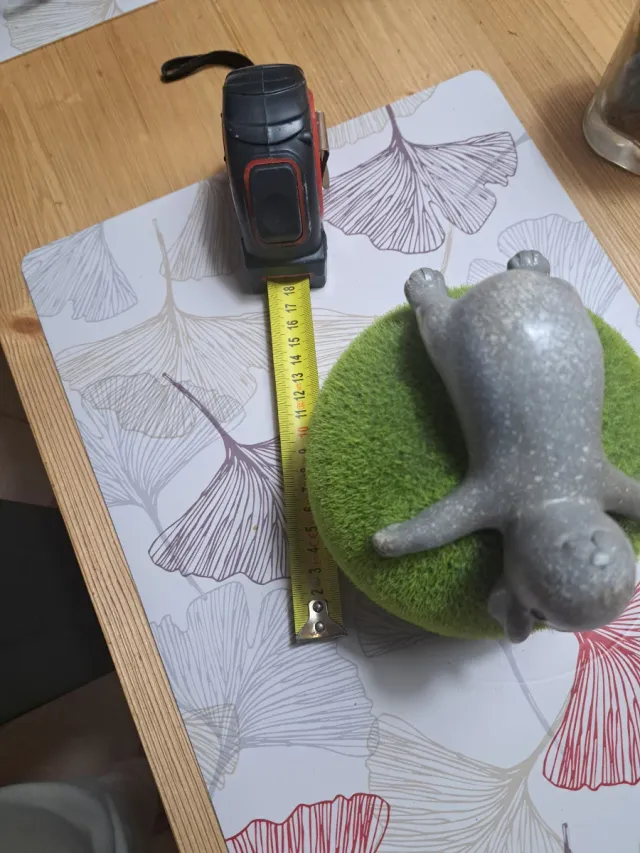 Soprammobile coniglio su sfera verde