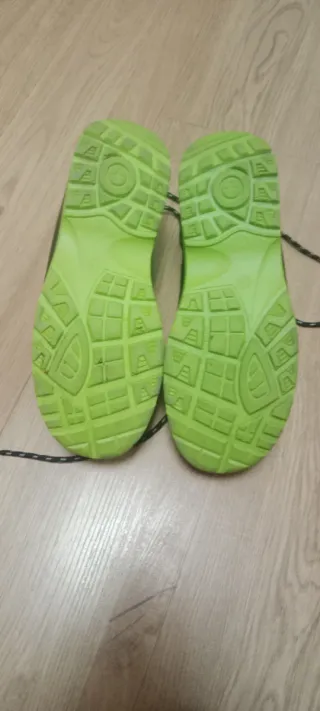 Zapatillas de trabajo grises y verdes