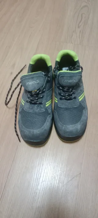 Zapatillas de trabajo grises y verdes