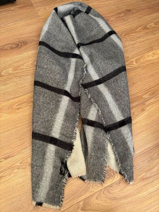 Bufanda reversible gris y crema