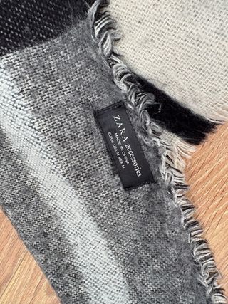 Bufanda reversible gris y crema