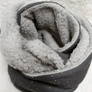 Cuello infinito gris con detalles dorados