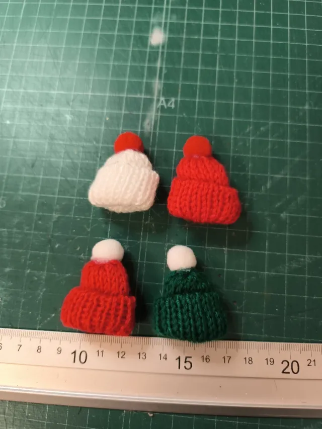 4 Mini Gorros Tejidos Adornos Navideños