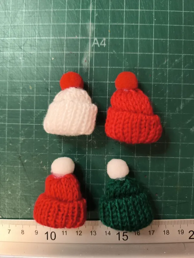 4 Mini Gorros Tejidos Adornos Navideños