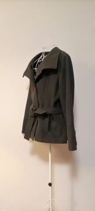 Cappotto grigio doppiopetto con cintura