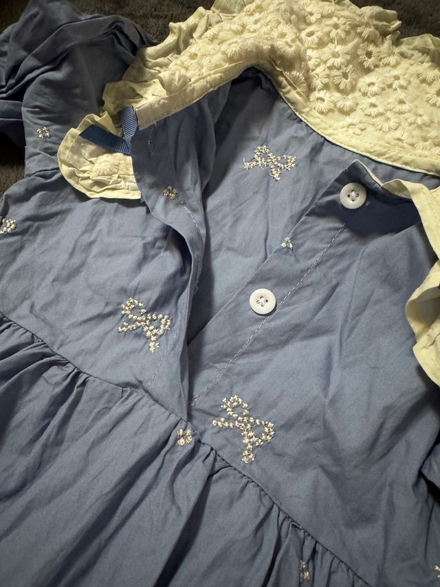 Vestido infantil con lazo y cuello