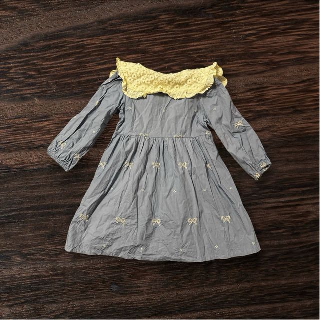 Vestido infantil con lazo y cuello