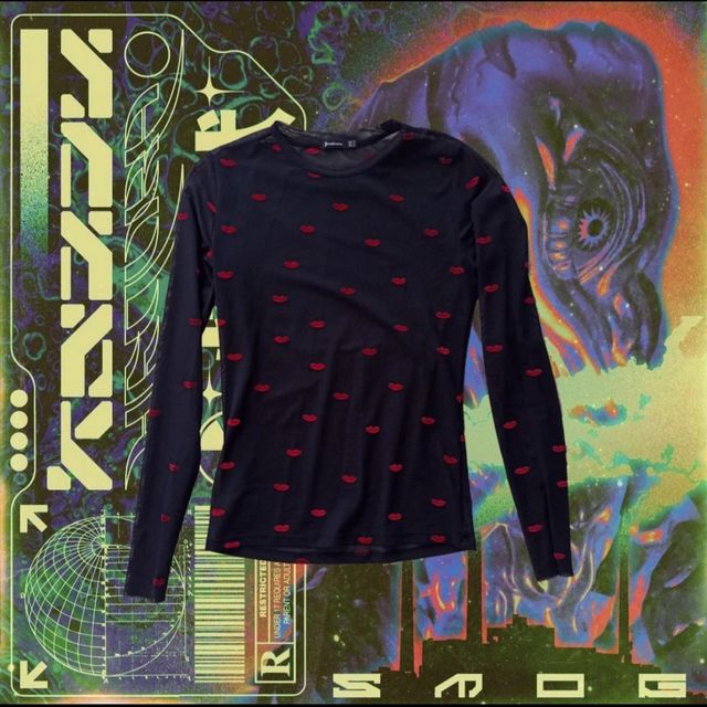 Camiseta Stradivarius negra con labios rojos