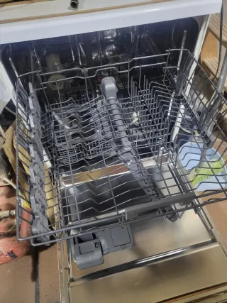 Lavavajillas Whirlpool Blanco con un pequeño golpe