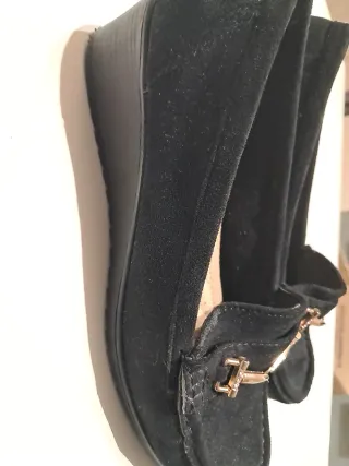 Manoletinas negras con detalle dorado