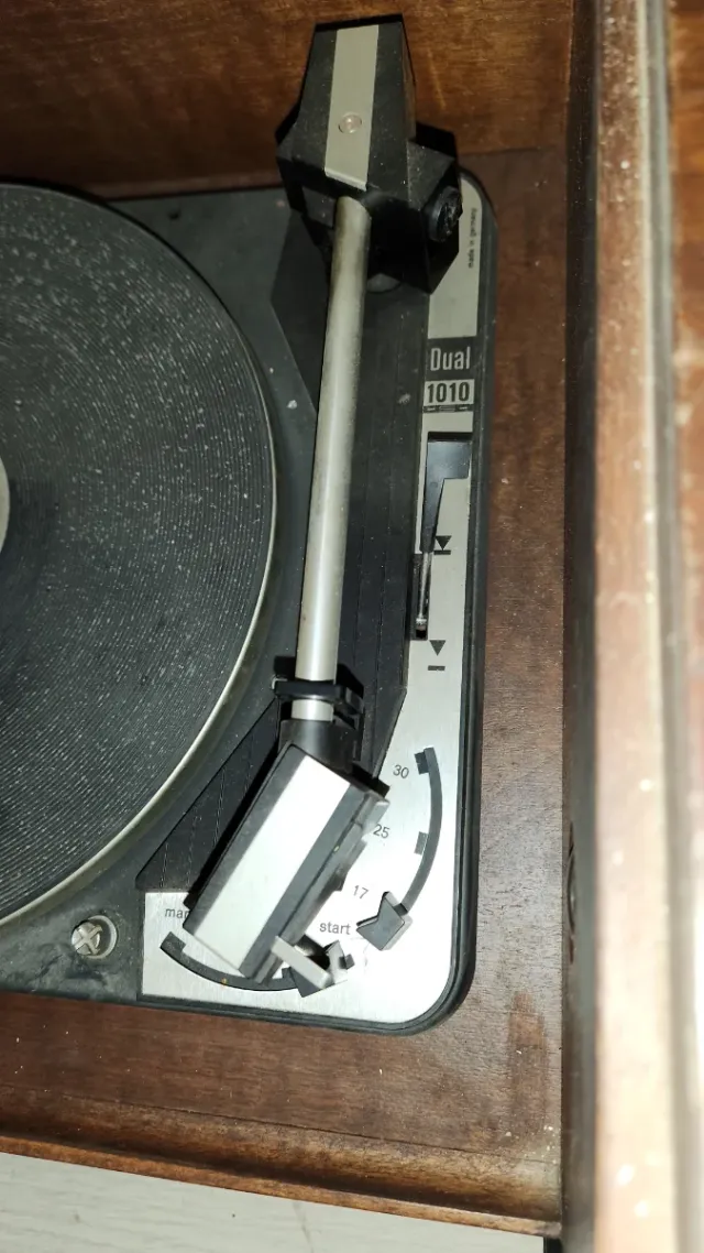 Tocadiscos y Radio Sylvania Vintage en mueble