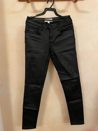 Pantalón pitillo negro efecto piel