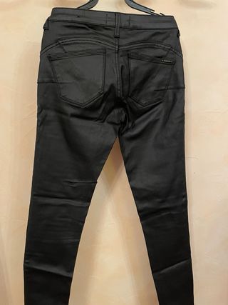 Pantalón pitillo negro efecto piel