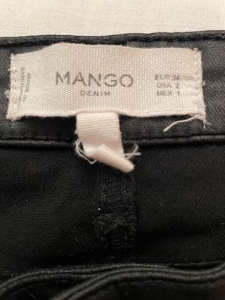 Pantalón pitillo negro efecto piel