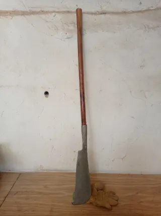 Antiguo podón o calabozo con mango