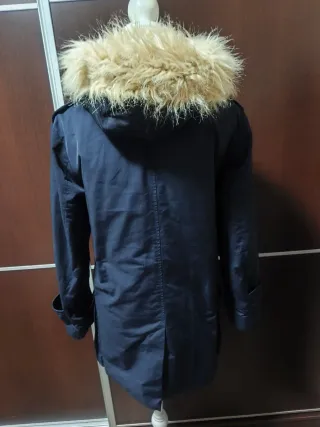 Parka azul con capucha de pelo