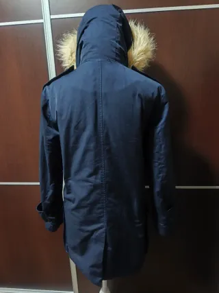 Parka azul con capucha de pelo