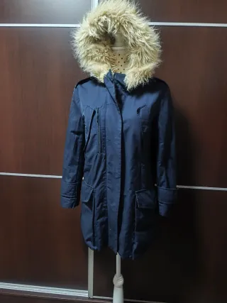 Parka azul con capucha de pelo