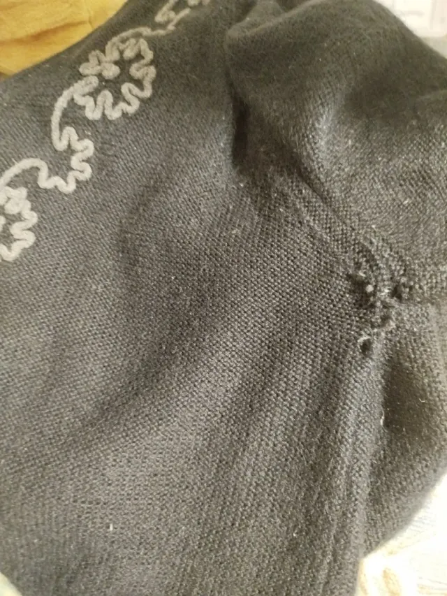 Chaqueta de punto negra con bordado en gris