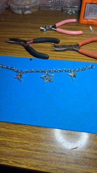 Pulsera con dijes de hadas y estrella artesanal