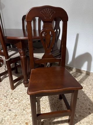 Mesa de comedor de madera de nogal
