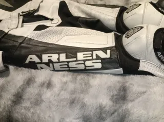 Mono de moto cuero negro y blanco