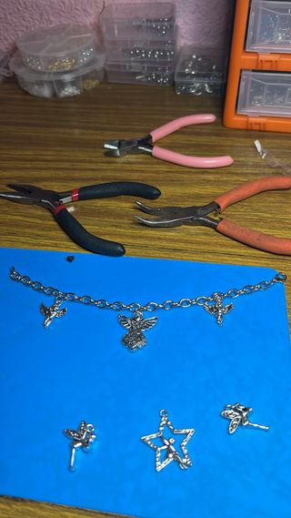 Pulsera con dijes de ángeles artesanal