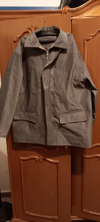 Chaqueta de agua gris con cremallera y bolsillos