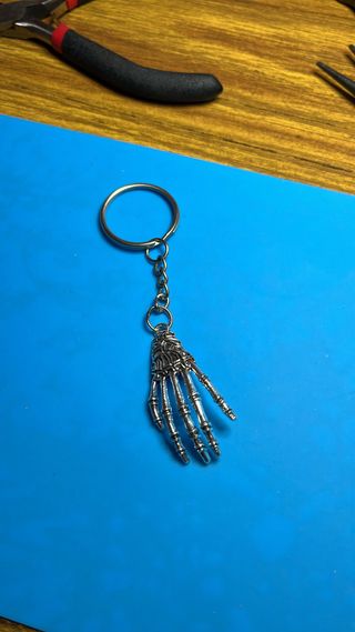 Llavero mano esqueleto plata artesanal