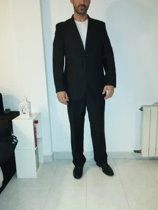 Traje de hombre negro elegante para boda o evento.