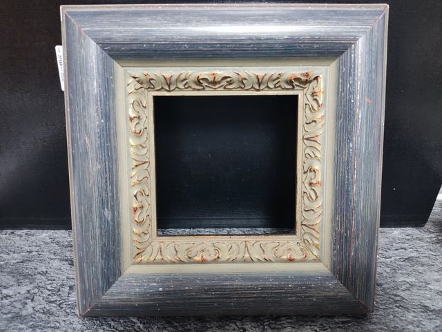 Marco de madera azul y dorado