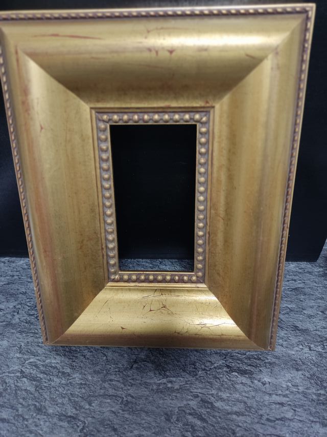 Marco de madera azul y dorado