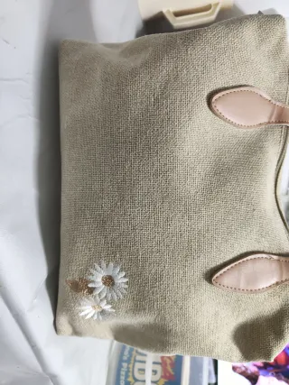 Bolso de tela beige con flores bordadas