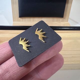 Pendientes dorados sol