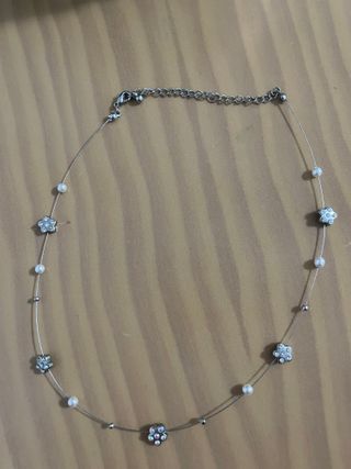 Colgante flores con brillo plateado