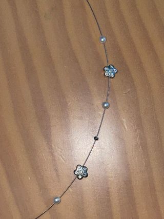 Colgante flores con brillo plateado