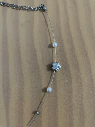 Colgante flores con brillo plateado