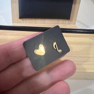 Pendientes corazón y nota musical dorados