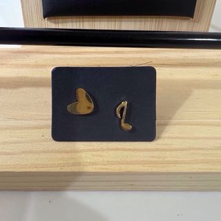 Pendientes corazón y nota musical dorados