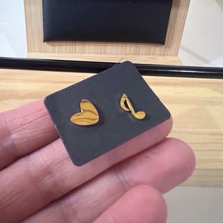 Pendientes corazón y nota musical dorados
