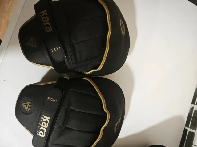 Guantes de Boxeo RDX Negros y Dorados