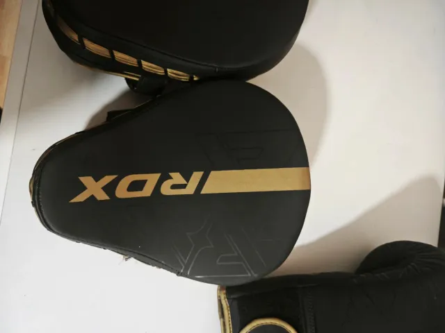Guantes de Boxeo RDX Negros y Dorados