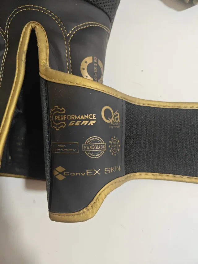 Guantes de Boxeo RDX Negros y Dorados