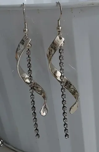 Pendientes largos plateados con brillantes