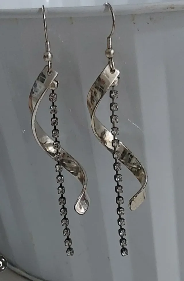 Pendientes largos plateados con brillantes