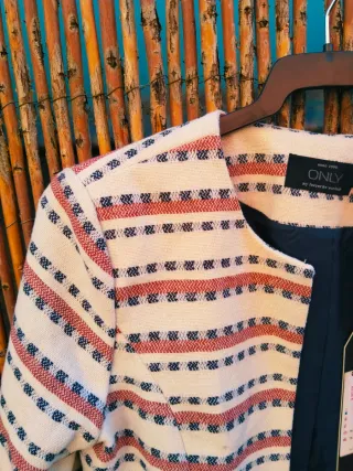 Chaqueta Only rayas teja y blanca